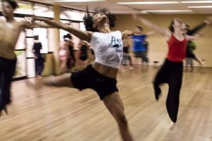 kobiety ćwiczące na zajęciach tanecznych