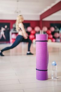 Karimata i woda, w tle ćwicząca kobieta